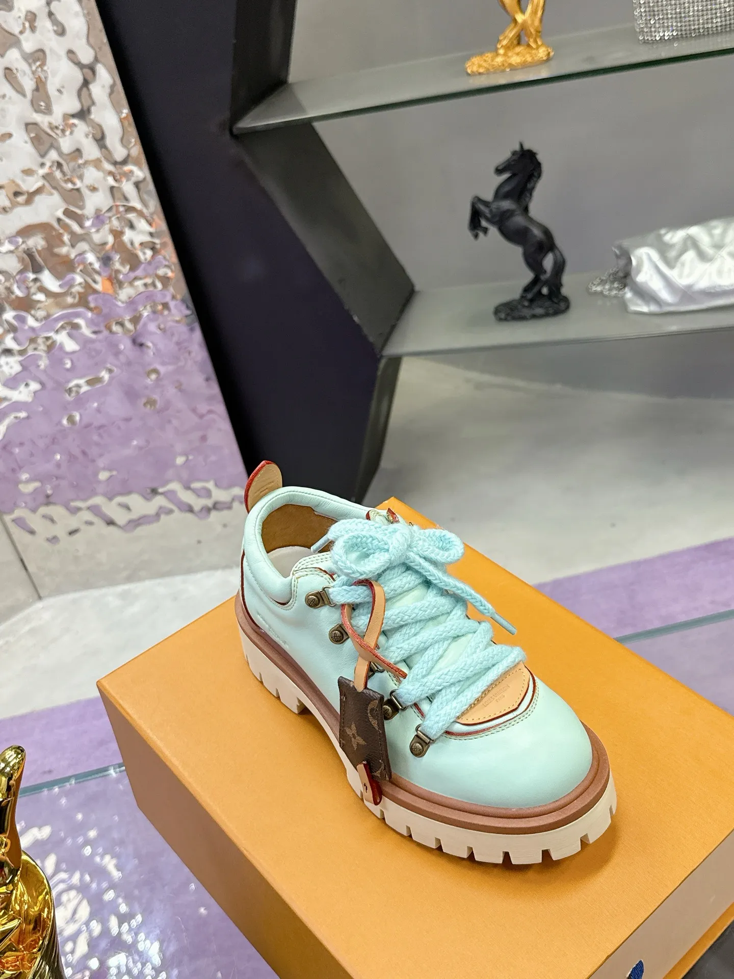 Factory price: 700💰 LV | Louis Vuitton 🧡💚2025 autumn and winter new style, top version ⚠️ The counter features the latest LV REMIX lace-up mountaineering derby shoes, new hard goods 🆕 ❥BS purchasing level! Full of high-end feel! A popular model among bloggers at home and abroad, it’s retro and fashionable, and looks stunning on your feet! Mainly recommended model on the official website★ ▪️Upper: top-quality first-layer cowhide ▪️Inner lining: imported sheepskin ▪️Outsole: original molded T men's shoes 💰U anti-slip outsole ▪️Sole height: 3.5cm ▪️Shoe size: Female 35-41 (41 customized, non-refundable) Male 39-45 (46 customized, non-refundable)